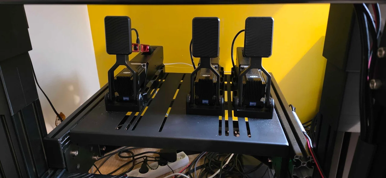 Trois Active Pedal CNC installées sur le plateau d’un châssis de simulateur